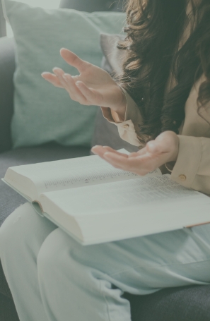 Frau mit Buch erklärt Dinge über die Psyche des Menschen